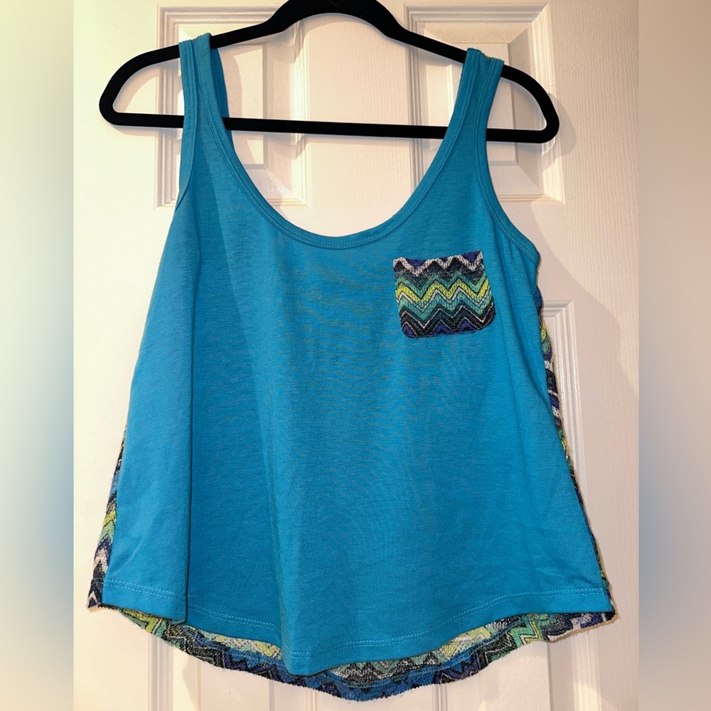 Tank top with knitted pattern back, front pocket